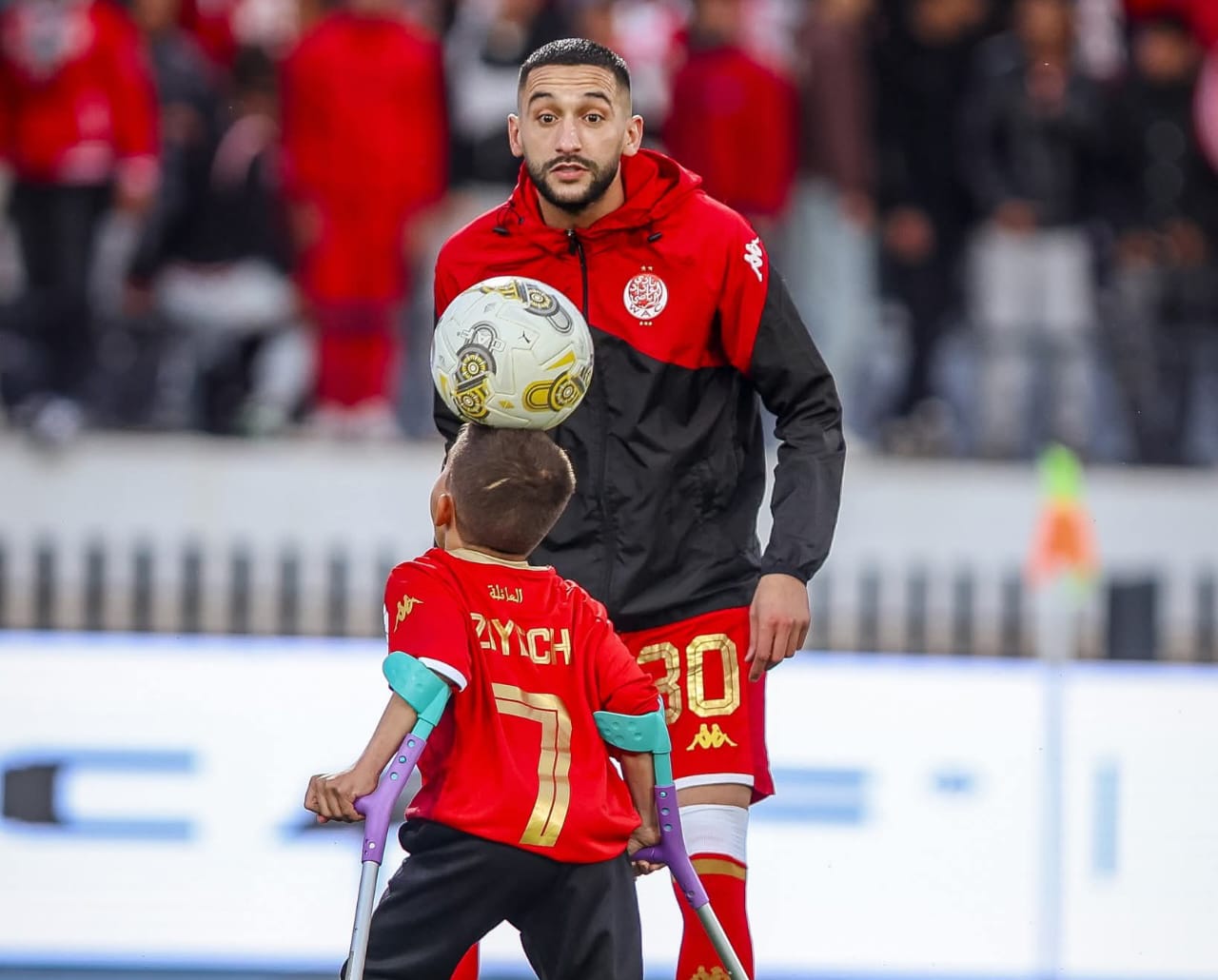 مشهد يخطف القلوب من قلب دونور.. زياش يسعد الطفل يونس بلفتة إنسانية رائعة مشهد يخطف القلوب من قلب دونور.. زياش يسعد الطفل يونس بلفتة إنسانية رائعة