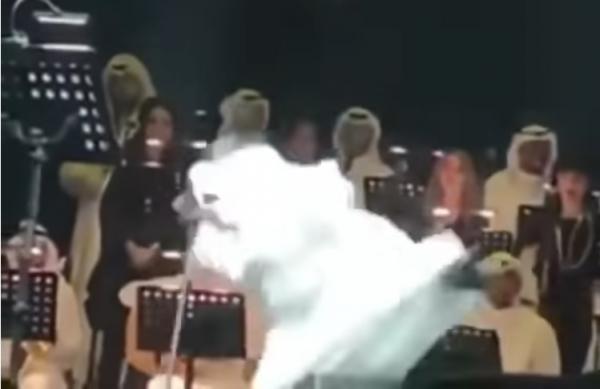 بالفيديو.. لحظة سقوط الفنان الشهير عبد الله الرويشد فوق خشبة المسرح