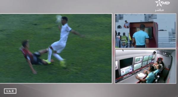 بالصورة: في أول استعمال له بالمغرب ال"VAR" يتسبب في طرد لاعب