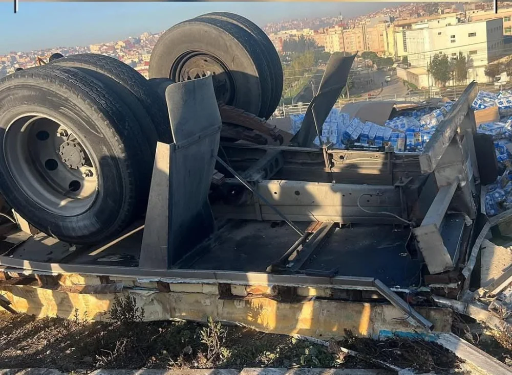 انقلاب شاحنة يرسل السائق للمستعجلات بطنجة (صور)