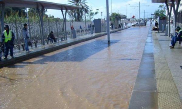 مهزلة قطرات من المطر تشل حركة الترامواي 