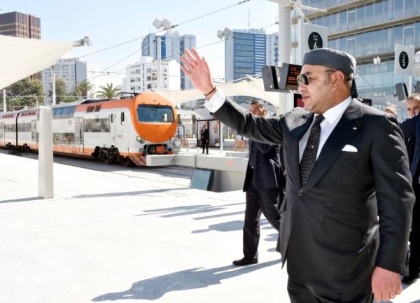 صورة مواطن مغربي يعانق الملك تخلق الجدل بالفايسبوك ..  شاهد الصورة