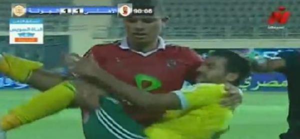 لاعب يحمل منافسه المصاب و يرميه خارج الميدان