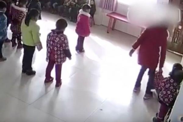 بالفيديو: معلمة تضرب وتركل تلميذتين أثناء درس للرقص