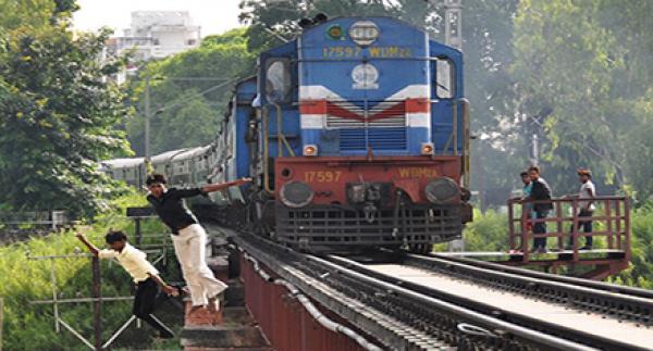 فيديو.. يعقدان قرانهما أثناء ركوب أطول قطار موت في العالم !