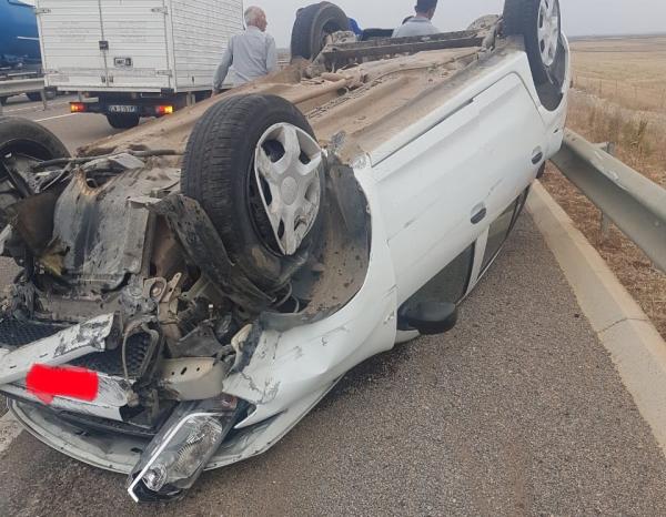 بالصورة..انقلاب سيارة خفيفة بالطريق السيارة وتسجيل خسائر وإصابة