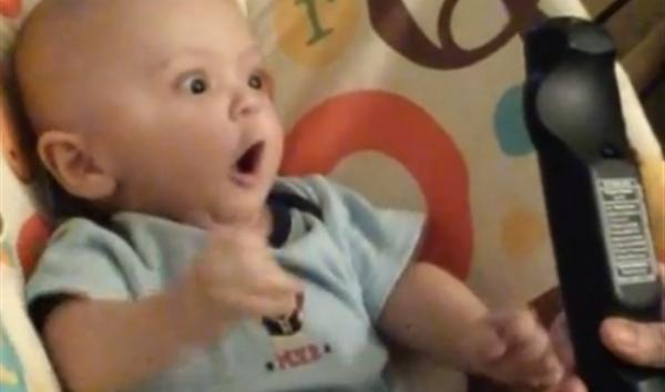 شاهد .. الرضيع الأكثرعشقا لمشاهدة التليفزيون