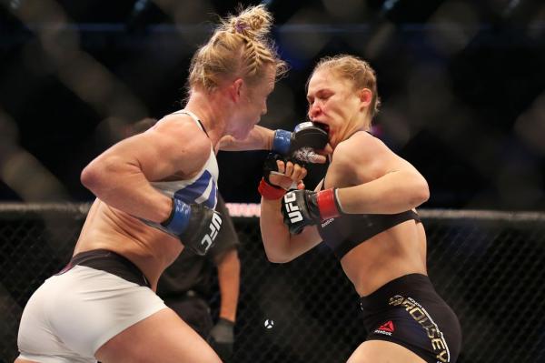 أقوى مقاتلة  في العالم للمصارعة الحرة ufc تتعرض لأول هزيمة في تاريخها