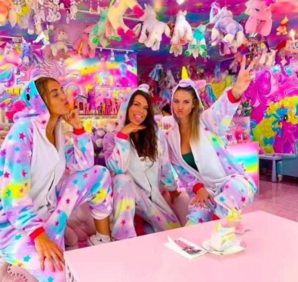 مقهى غريب يعج بدمى المهور وأقواس قزح والألوان الزاهية المختلفة