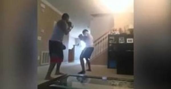 بالفيديو.. أب يلقن ابنه «علقة ساخنة» لتأديبه