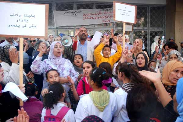 الآباء يرددون: “بغينا ولادنا يقراو”