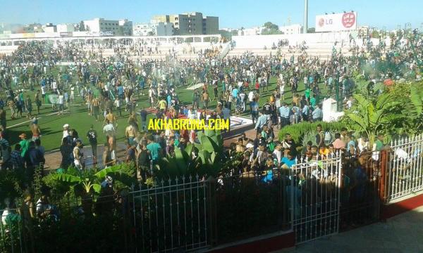 صور من مباراة تطوان و الرجاء: الحرارة المفرطة تدفع جماهير الفريقين لاجتياح ارضية الملعب بحثا عن الماء