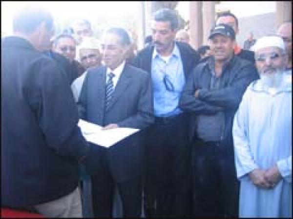 تسليم دفاتر استغلال سيارات الأجرة الصغيرة لعدد من السائقين بالبيضاء