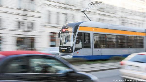 ألمانيا.. التحقيق في "محاولة خنق" مفتش تذاكر لراكب ترام