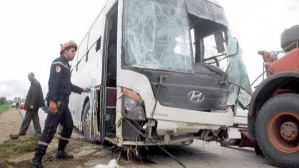 مصرع خمسة أشخاص وإصابة 18 آخرين بجروح في حادثة انقلاب حافلة بالجزائر