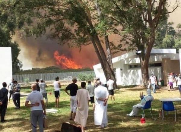 اندلاع حريق ضخم في الغابة الديبلوماسية  التي تضم المستشفى الميداني الخاص بمرضى كورونا بطنجة