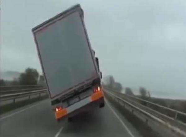 بالفيديو: رياح عاتية تُقلب شاحنة ضخمة متوقفة