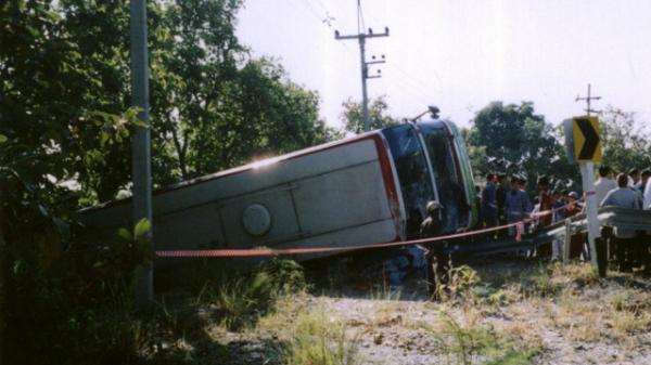 مقتل 11 شخصا وإصابة 20 إثر سقوط حافلة في واد بشمال تايلاند