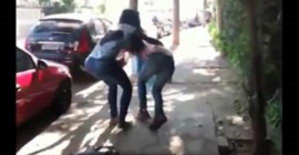 بالفيديو.. حسناء برازيلية تلقّن «متحرشا» علقة ساخنة وتجرده من ثيابه