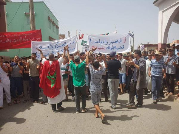 بالفيديو : مواطنون بالرماني يحتجون على الدرك الملكي .. القاتل حر طليق ووالد الضحية خلف القضبان