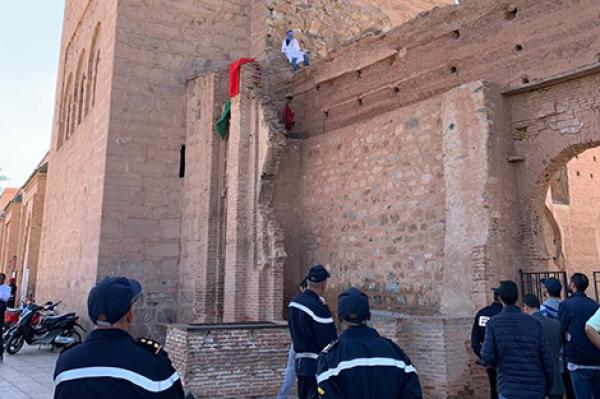 شخص يحاول الإنتحار من أعلى سطح مسجد الكتبية (فيديو)