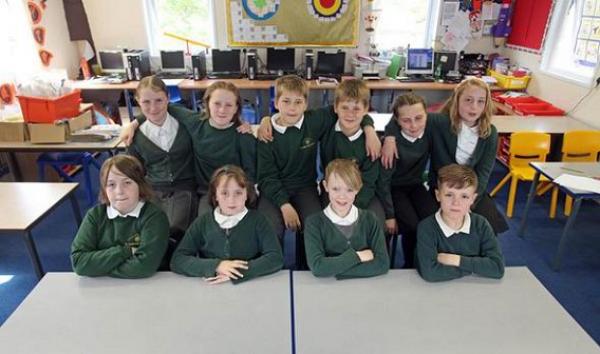 فصل دراسي فريد من نوعه في بريطانيا اغلب طلابه من التوائم