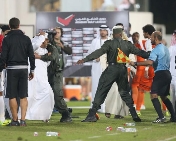 فيديو  .. حكم مباراة عجمان والأهلي يتعرض للضرب