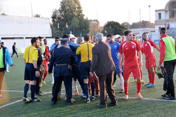 بالفيديو : حركة لا أخلاقية من المدرب حسن فاضل تتسبب في غليان عقب مقابلة اتحاد تمارة و الكوديم