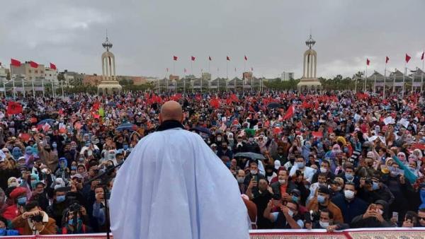 في مشهد مهيب...المئات من ساكنة العيون المغربية يحتشدون احتفالا بالنصر الديبلوماسي المغربي في قضية الصحراء