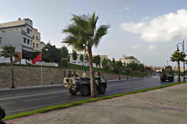 بالفيديو...جنود ومدرعات عسكرية يجوبون شوارع طنجة لفرض احترام التدابير الاحترازية