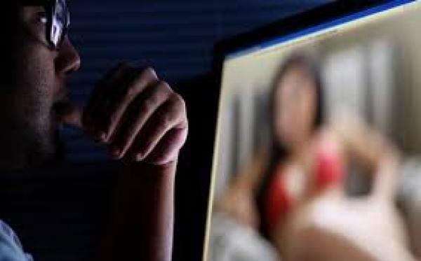 فيديو يهز هذه المدينة لزوج يجرد زوجته من ملابسها ويصورها كما ولدتها أمها