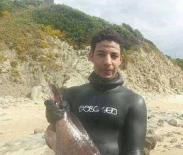 مؤلم...بعدما ابتلعه البحر قبل شهر بشاطئ كابونيغرو، الأمواج تلفظ جثة الغطاس محمد أمين ولكن....بالجزائر