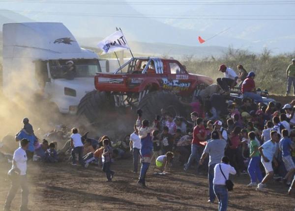 بالفيديو: متسابق يدهس متفرجين ويتسبب في قتل 8 وجرح 79 شخصاً