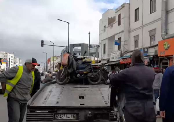 في ليلة العيد.. الأمن يستعين بالديبناج لحجز دراجات مركونة بشكل عشوائي بشارع محمد السادس