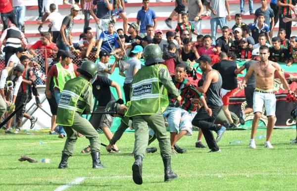 بالفيديو : مشاهد خطيرة من أحداث الشغب التي شهدها ملعب الفتح بالرباط