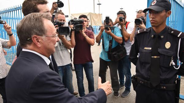 الفايسبوك المغربي يحتفل برفض شرطي مغربي مصافحة رئيس "سبتة المحتلة"