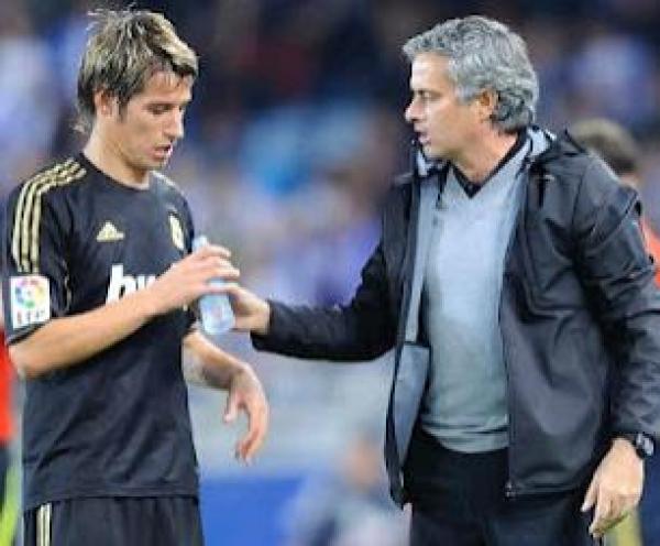 لاعبو ريال مدريد ينتقدون محاباة مورينيو لمواطنه كوينتراو  