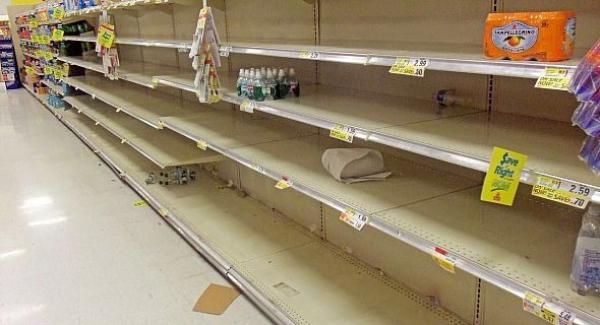 بالصور .. قرار المقاطعة العربية يثير فوضى داخل قطر وحمى التسوق والتخزين تجتاح القطريين