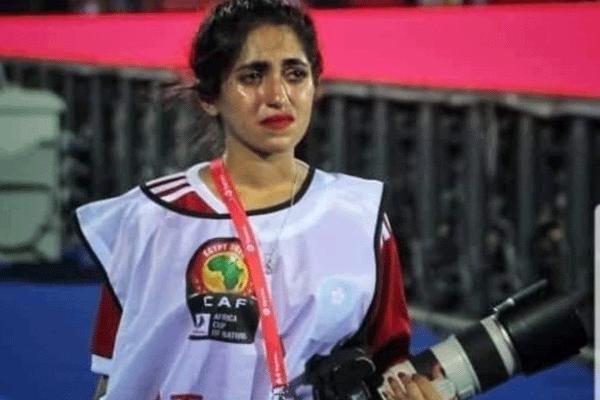 "صفاء سراج الدين" المصورة المغرببة التي حطمت قلوب مشجعي المنتخب الوطني