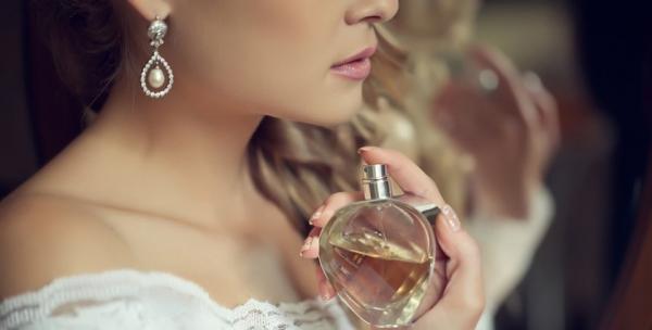 هكذا تحافظين على رائحة ثابتة للعطر