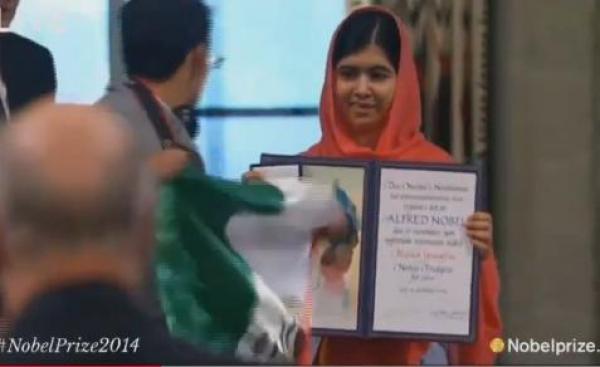 بالفيديو: متظاهر مكسيكي يقاطع ملالا أثناء تسلمها جائزة نوبل