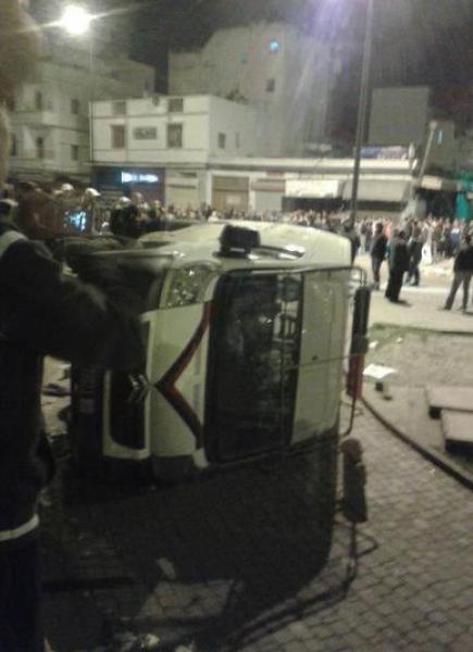 طنجة : الأمن يستخدم الرصاص الحي لتفريق محتجين تسببوا في إنقلاب سيارة أمن بأرض الدولة