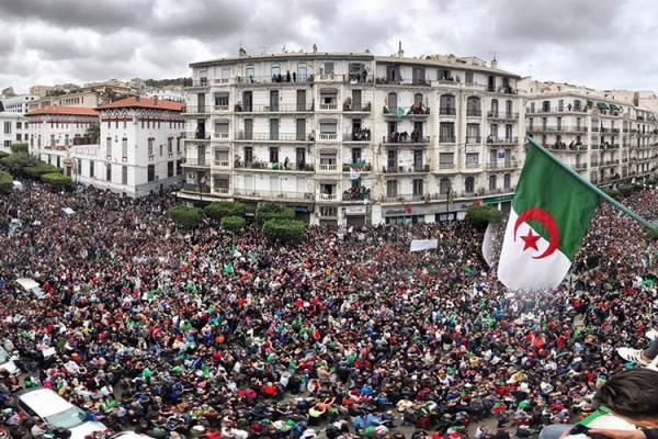 صحيفة: جميع مكونات حدوث "انفجار اجتماعي" في الجزائر مجتمعة، والحراك يرسم بوادره بوضوح