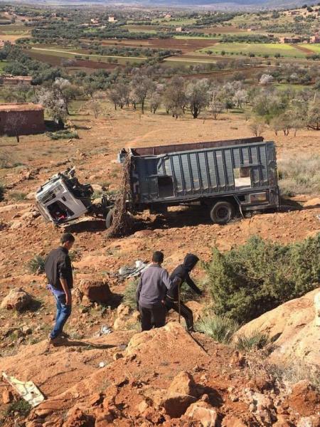 انقلاب شاحنة بمنعرجات أزيلال وهكذا نجى السائق بأعجوبة