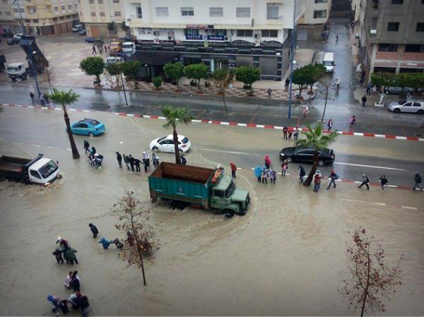 طنجة .. اضطرابات في حركة المرور وحركة النقل البحري بسبب هطول أمطار غزيرة