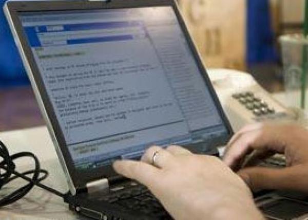 الضوء الأزرق المنبعث من الالكترونيات يسبب الأرق