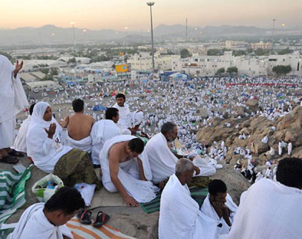 الملايين بعرفات لآداء ركن الحج الأعظم	