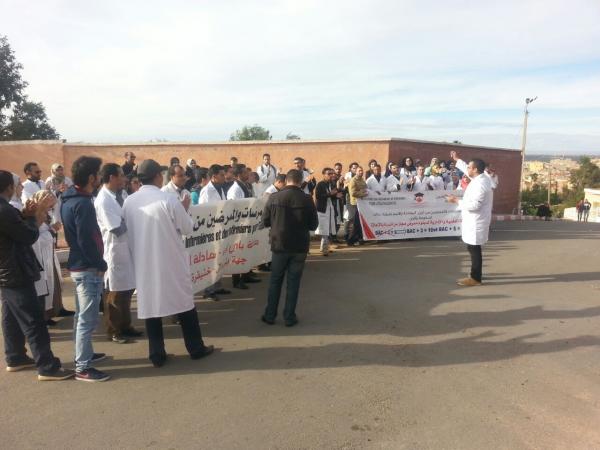 بالفيديو: الممرضون يحتجون على وزارة الصحة ويرفعون شعارات قوية