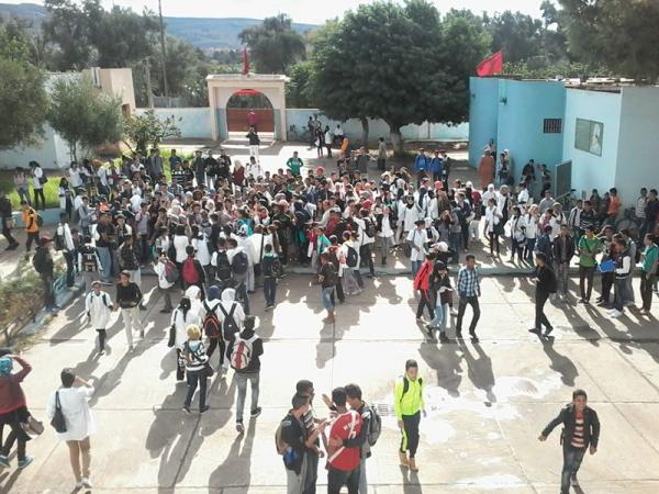 الضغط الإعلامي يعيد "تلميذة القبلة" إلى الدراسة