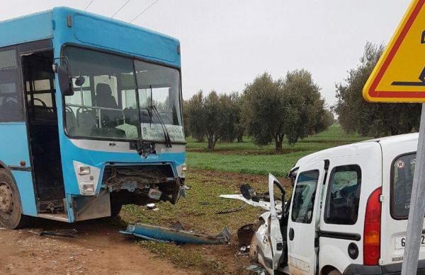 خطير .. عاوتني حادثة سير وحوادث متكررة لحافلات النقل القروي المهترئة وفعاليات تطالب السلطات بالتدخل (صور)